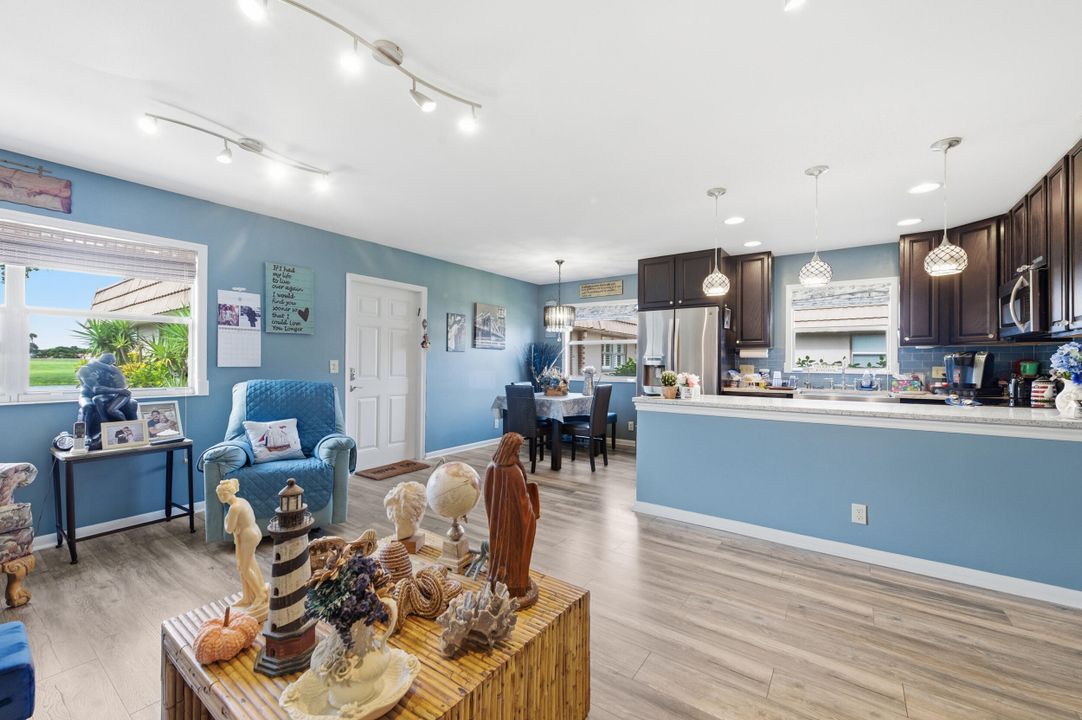 На продажу: $165,000 (2 спален, 2 ванн, 880 Квадратных фут)