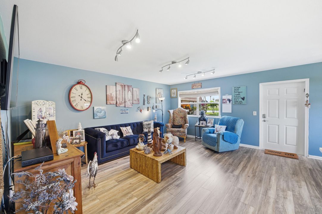 На продажу: $165,000 (2 спален, 2 ванн, 880 Квадратных фут)