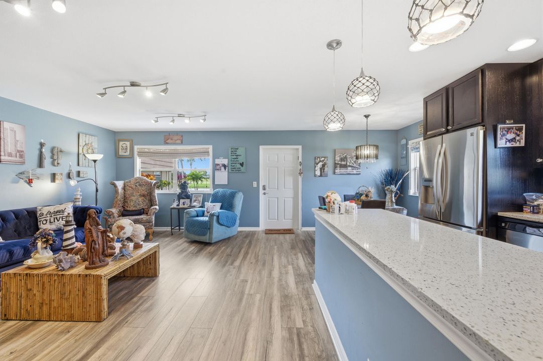 На продажу: $165,000 (2 спален, 2 ванн, 880 Квадратных фут)