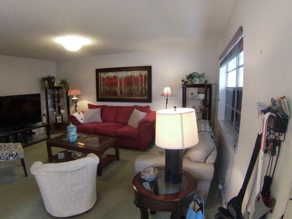 For Rent: $1,750 (2 beds, 2 baths, 910 Square Feet)