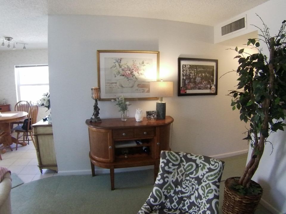 For Rent: $1,750 (2 beds, 2 baths, 910 Square Feet)