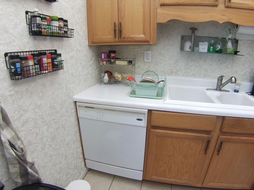 For Rent: $1,750 (2 beds, 2 baths, 910 Square Feet)