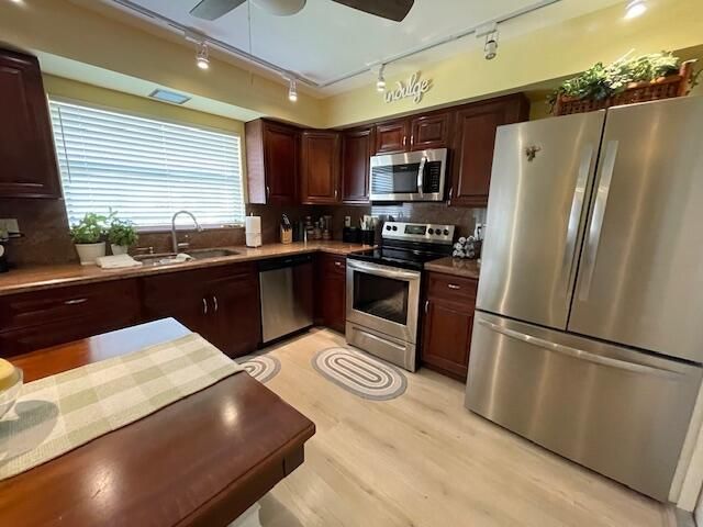 For Sale: $304,000 (2 beds, 2 baths, 1400 Square Feet)