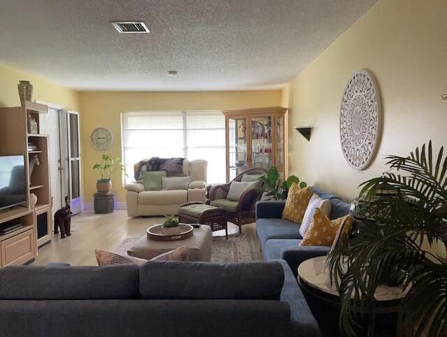 For Sale: $304,000 (2 beds, 2 baths, 1400 Square Feet)