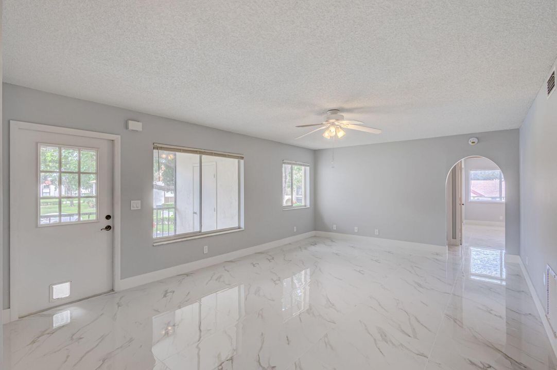 出租: $1,895 (2 贝兹, 2 浴室, 1115 平方英尺)