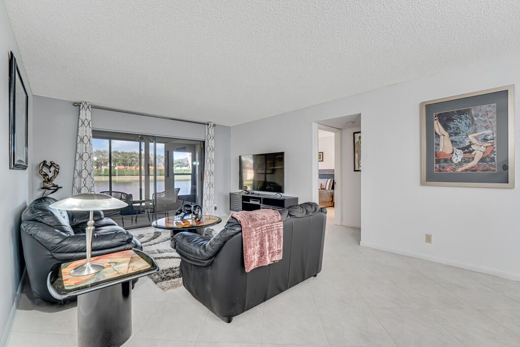 For Sale: $199,900 (2 beds, 2 baths, 1150 Square Feet)