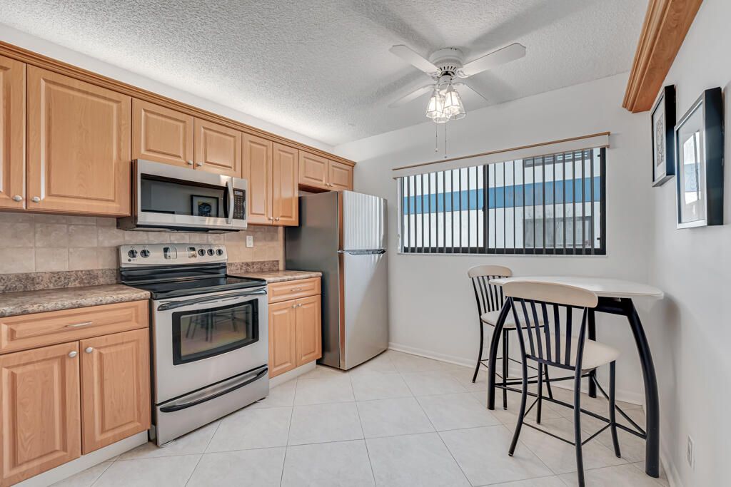 For Sale: $199,900 (2 beds, 2 baths, 1150 Square Feet)