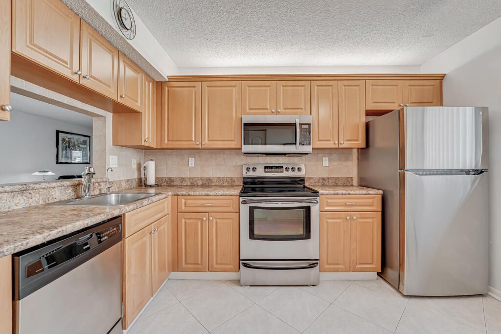 For Sale: $199,900 (2 beds, 2 baths, 1150 Square Feet)