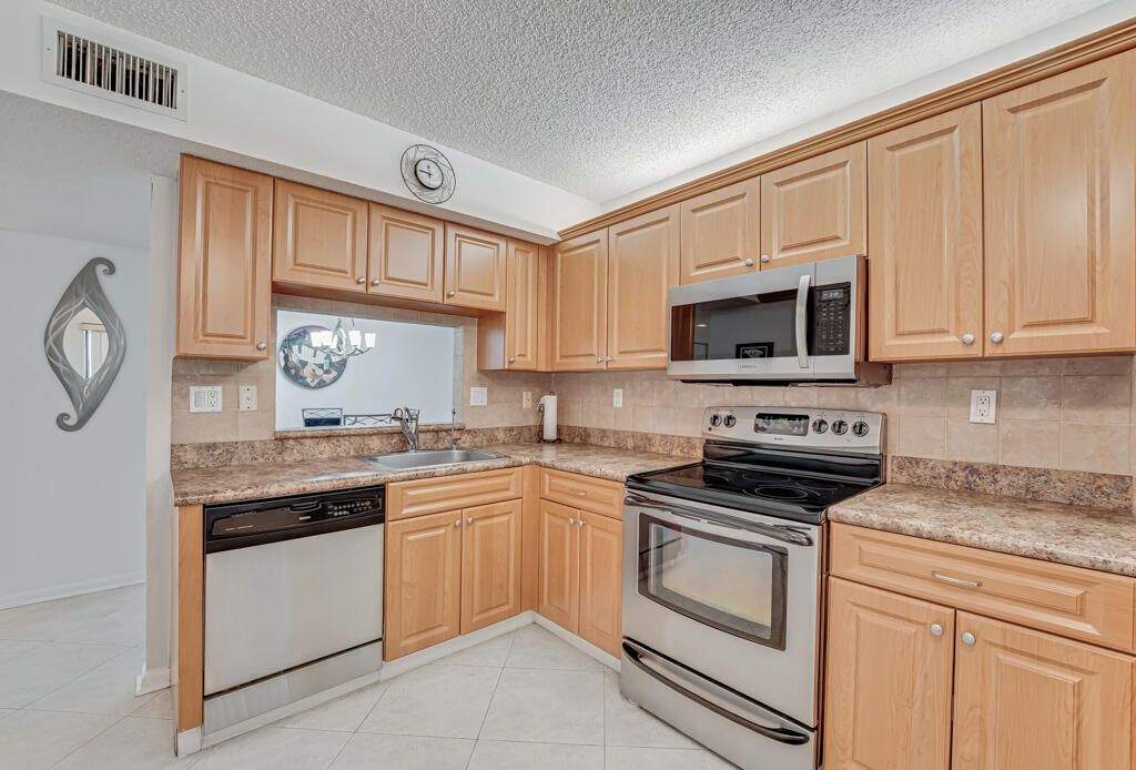 For Sale: $199,900 (2 beds, 2 baths, 1150 Square Feet)