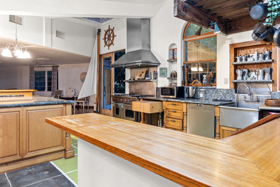 For Rent: $15,900 (3 beds, 3 baths, 2820 Square Feet)