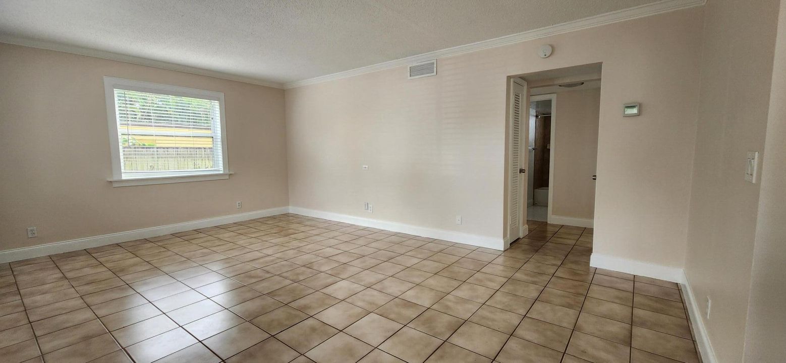 For Rent: $2,200 (2 beds, 1 baths, 950 Square Feet)