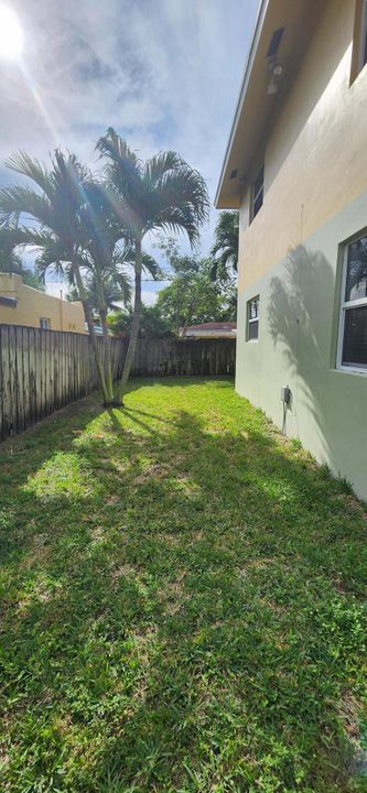 For Rent: $2,200 (2 beds, 1 baths, 950 Square Feet)