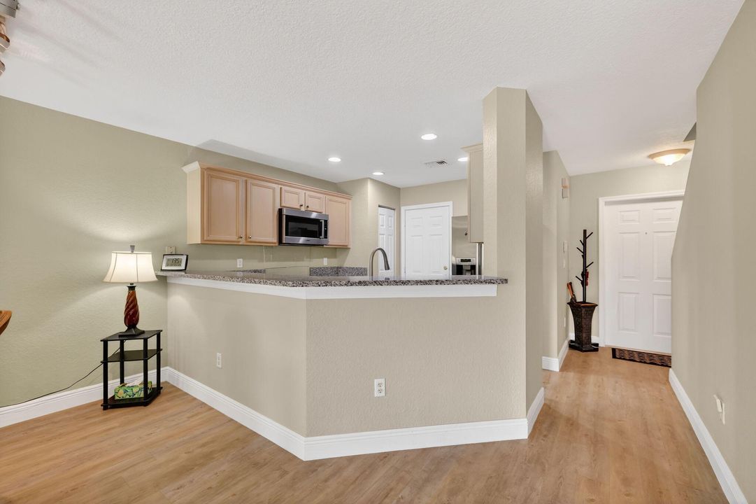 На продажу: $255,000 (2 спален, 2 ванн, 1224 Квадратных фут)