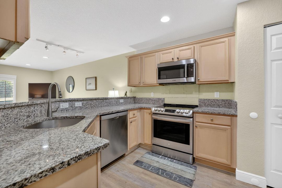 На продажу: $255,000 (2 спален, 2 ванн, 1224 Квадратных фут)