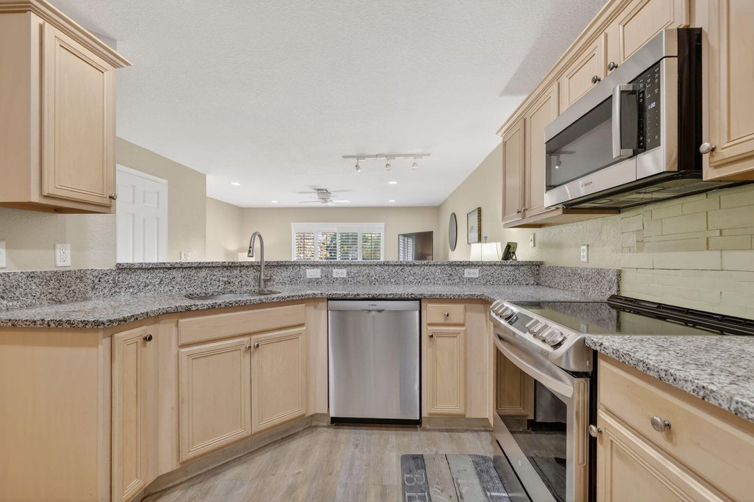 На продажу: $255,000 (2 спален, 2 ванн, 1224 Квадратных фут)