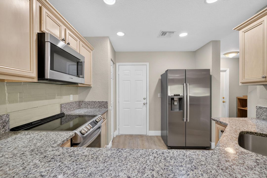 На продажу: $255,000 (2 спален, 2 ванн, 1224 Квадратных фут)