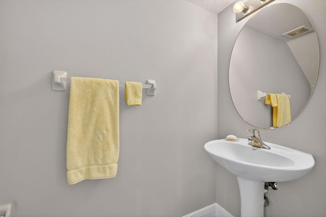 На продажу: $255,000 (2 спален, 2 ванн, 1224 Квадратных фут)