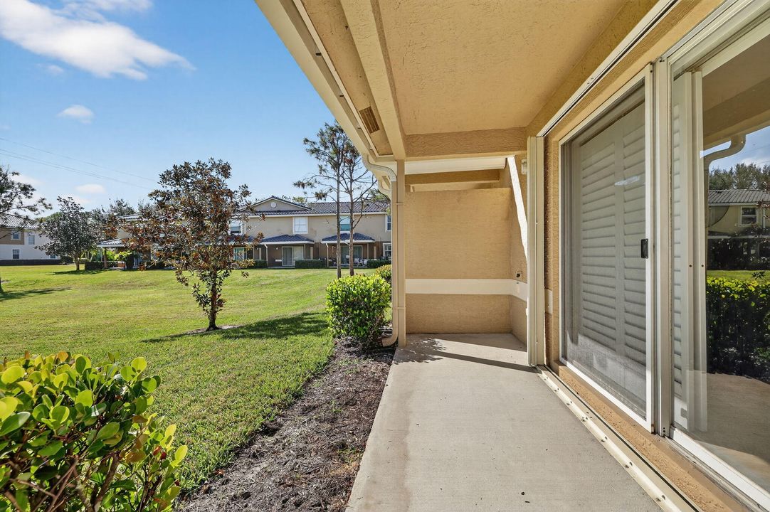 На продажу: $255,000 (2 спален, 2 ванн, 1224 Квадратных фут)