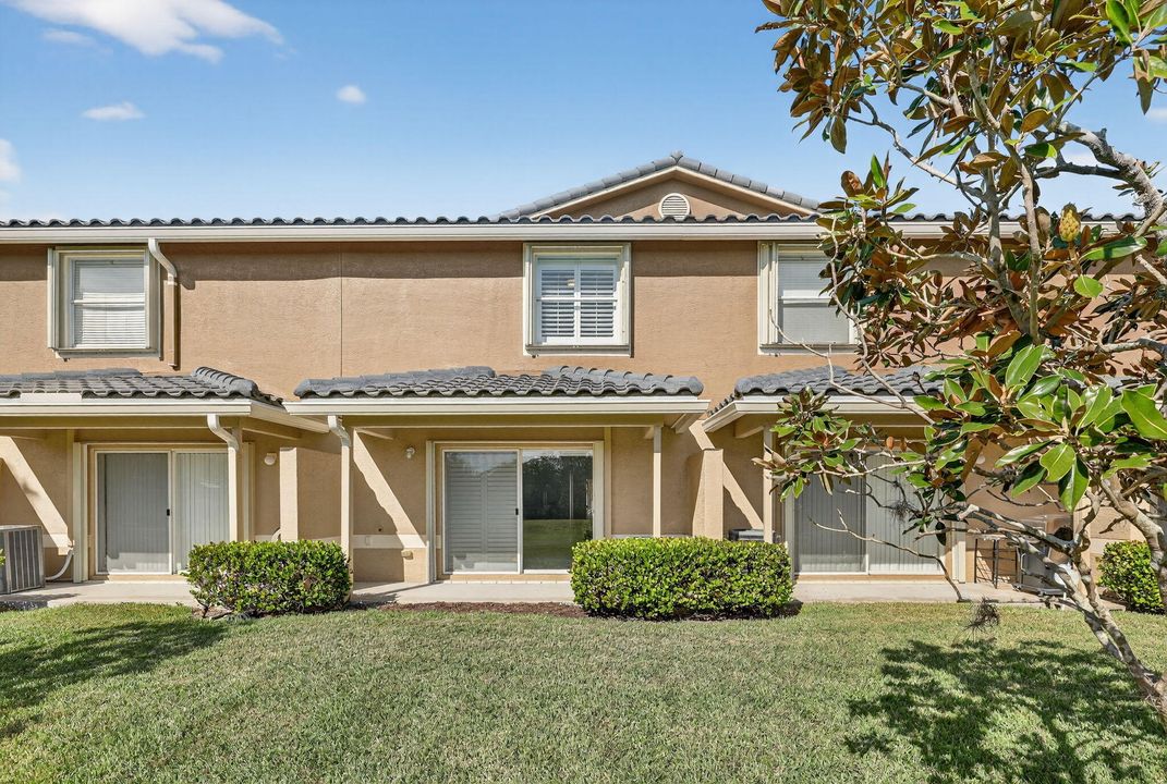 На продажу: $255,000 (2 спален, 2 ванн, 1224 Квадратных фут)