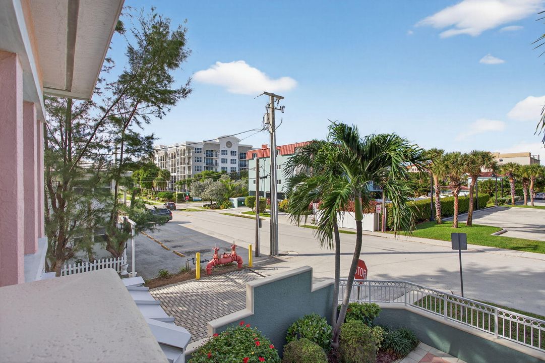 For Sale: $1,049,000 (3 beds, 3 baths, 2327 Square Feet)