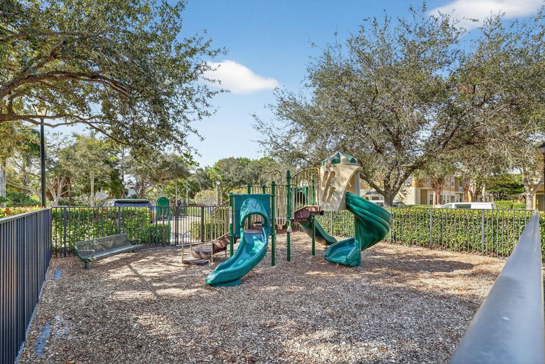 На продажу: $255,000 (2 спален, 2 ванн, 1224 Квадратных фут)