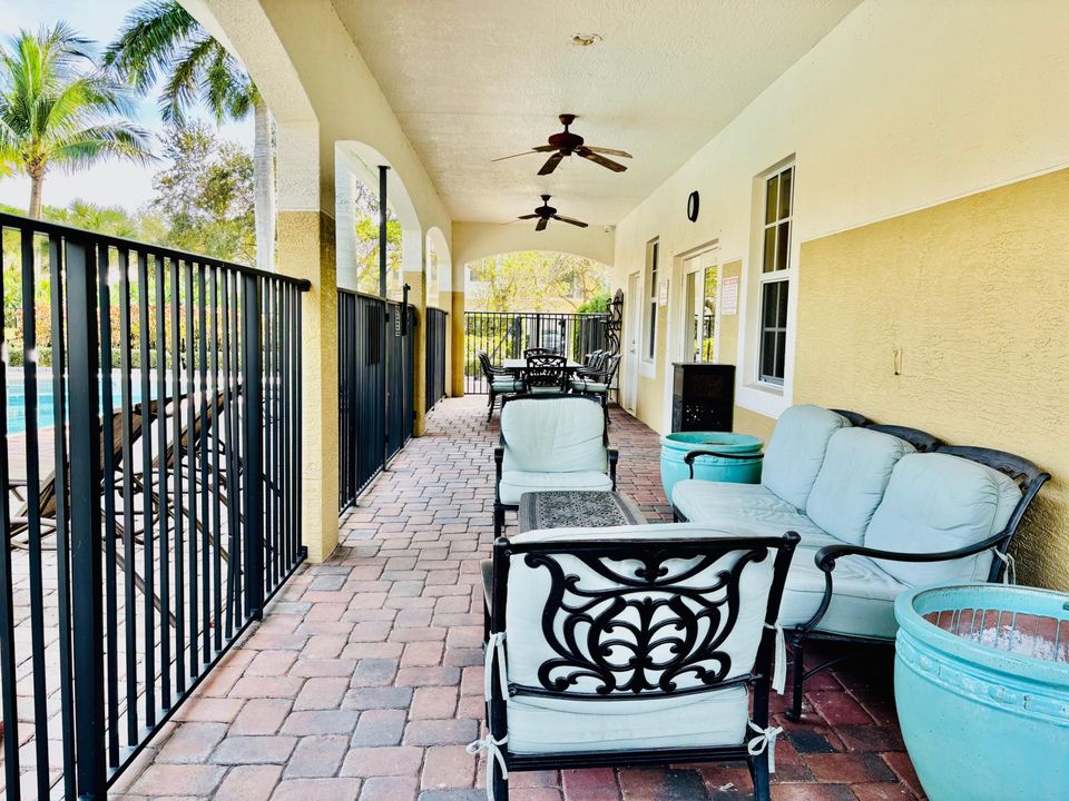 На продажу: $255,000 (2 спален, 2 ванн, 1224 Квадратных фут)