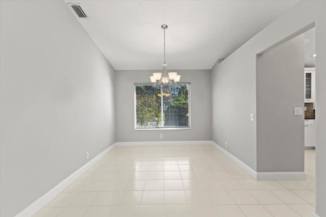 Под контрактом: $3,495 (3 спален, 2 ванн, 1678 Квадратных фут)