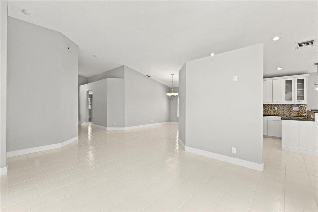 Под контрактом: $3,495 (3 спален, 2 ванн, 1678 Квадратных фут)