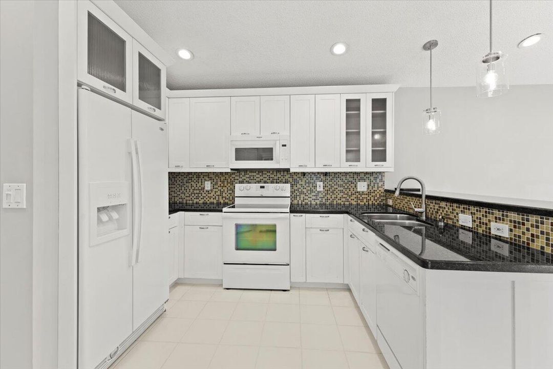 Под контрактом: $3,495 (3 спален, 2 ванн, 1678 Квадратных фут)