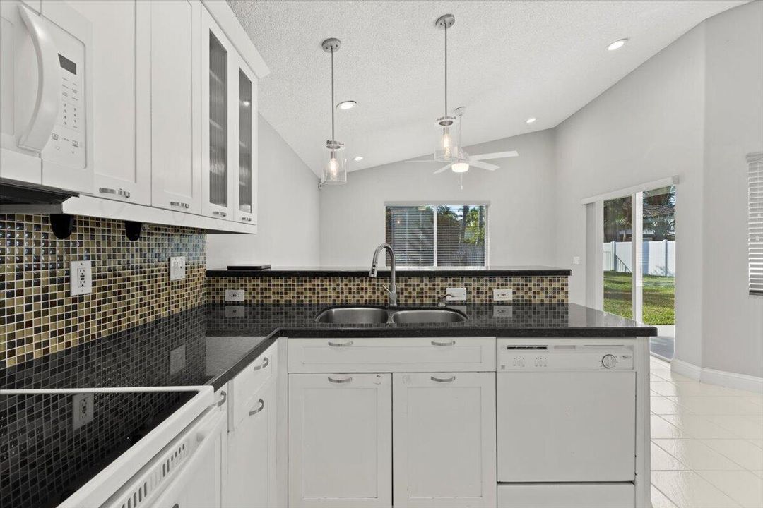 Под контрактом: $3,495 (3 спален, 2 ванн, 1678 Квадратных фут)