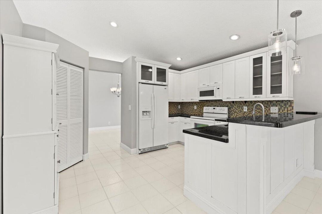 Под контрактом: $3,495 (3 спален, 2 ванн, 1678 Квадратных фут)