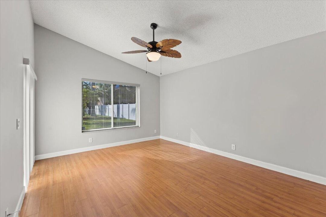 Под контрактом: $3,495 (3 спален, 2 ванн, 1678 Квадратных фут)