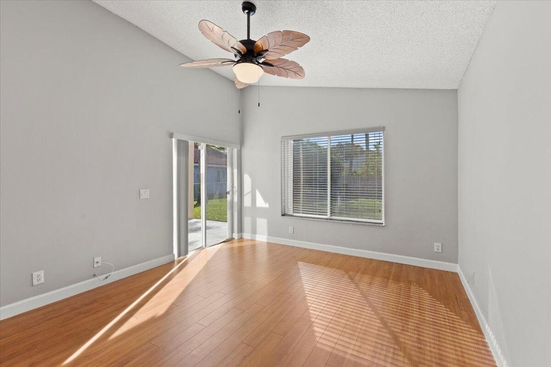 Под контрактом: $3,495 (3 спален, 2 ванн, 1678 Квадратных фут)