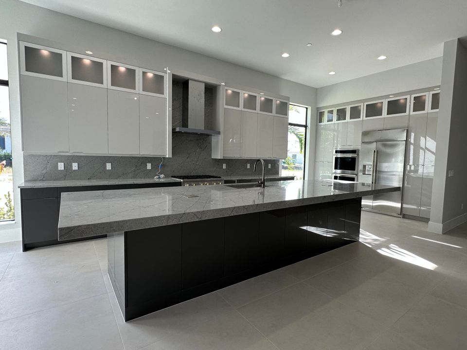 For Sale: $3,172,687 (5 beds, 6 baths, 6033 Square Feet)