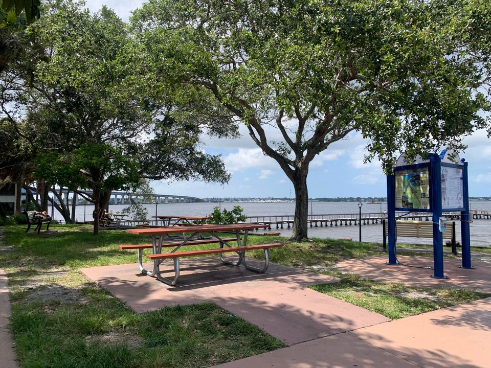 На продажу: $255,000 (2 спален, 2 ванн, 1224 Квадратных фут)