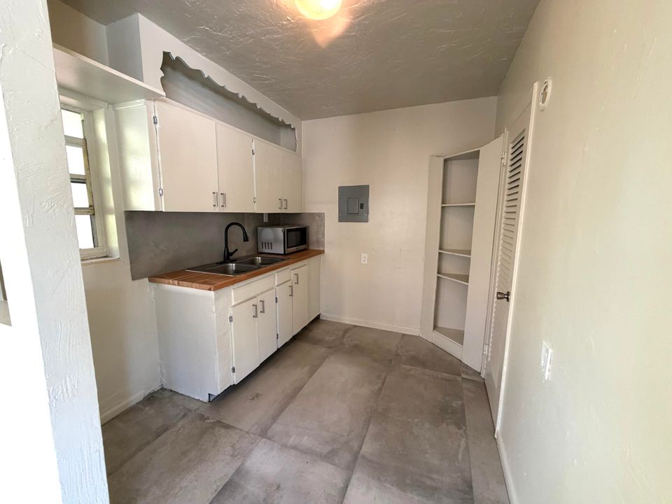 出租: $1,500 (0 贝兹, 1 浴室, 324 平方英尺)