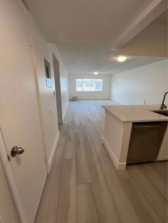 出租: $2,275 (2 贝兹, 1 浴室, 900 平方英尺)