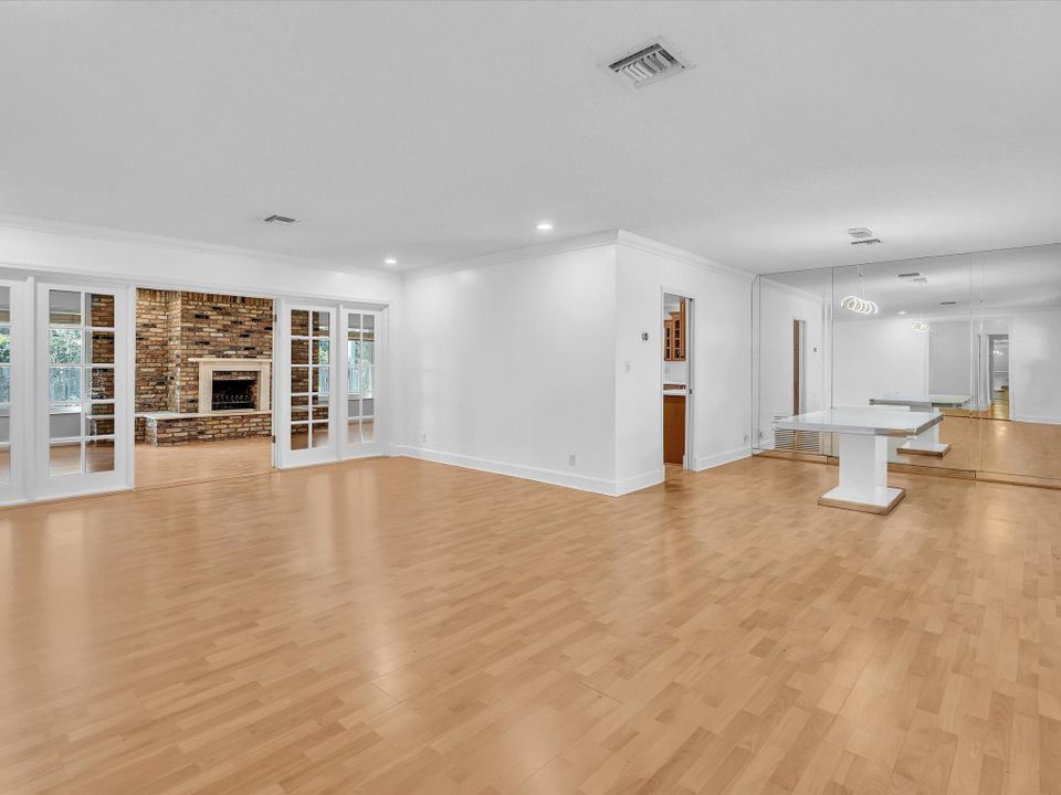 For Sale: $1,370,000 (5 beds, 4 baths, 2978 Square Feet)