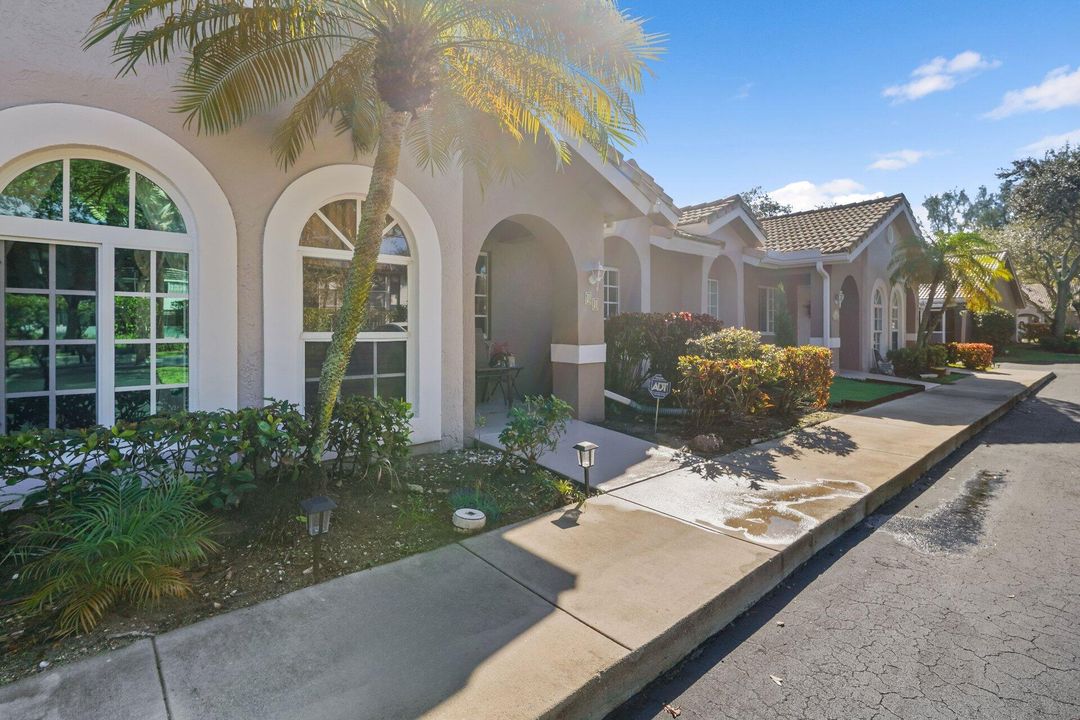 For Sale: $340,000 (2 beds, 2 baths, 1044 Square Feet)