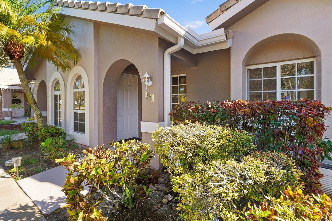 For Sale: $340,000 (2 beds, 2 baths, 1044 Square Feet)