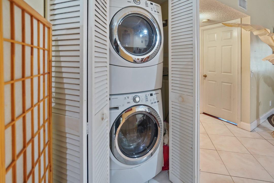 For Sale: $340,000 (2 beds, 2 baths, 1044 Square Feet)