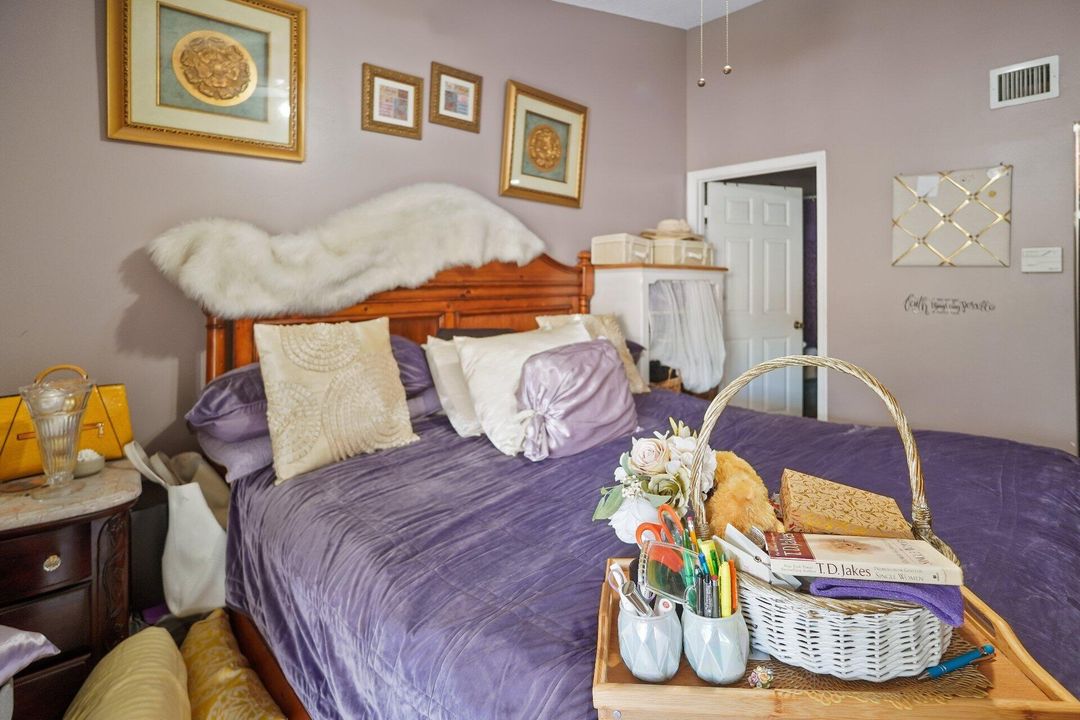 For Sale: $340,000 (2 beds, 2 baths, 1044 Square Feet)