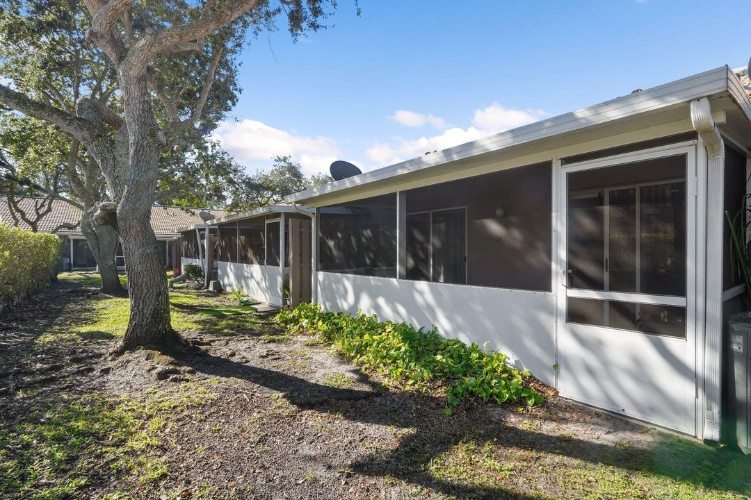 For Sale: $340,000 (2 beds, 2 baths, 1044 Square Feet)