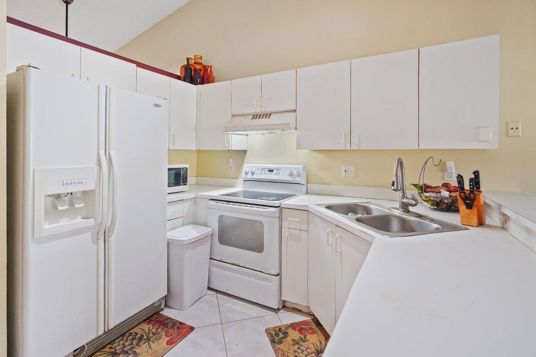 For Sale: $340,000 (2 beds, 2 baths, 1044 Square Feet)