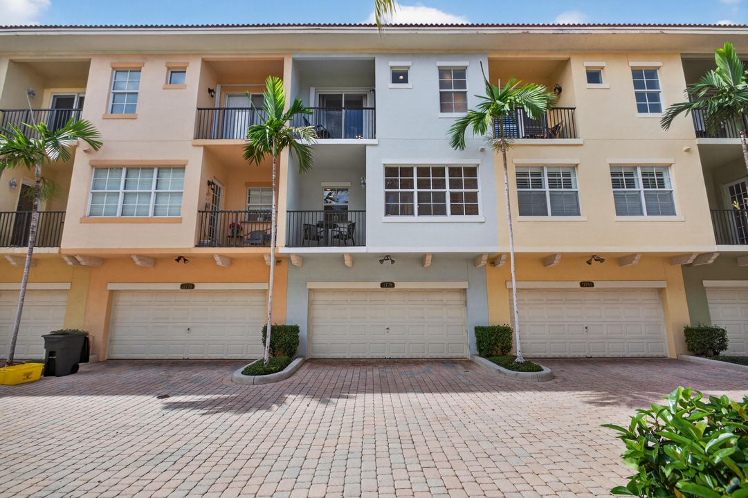 En Venta: $545,000 (2 camas, 3 baños, 2096 Pies cuadrados)