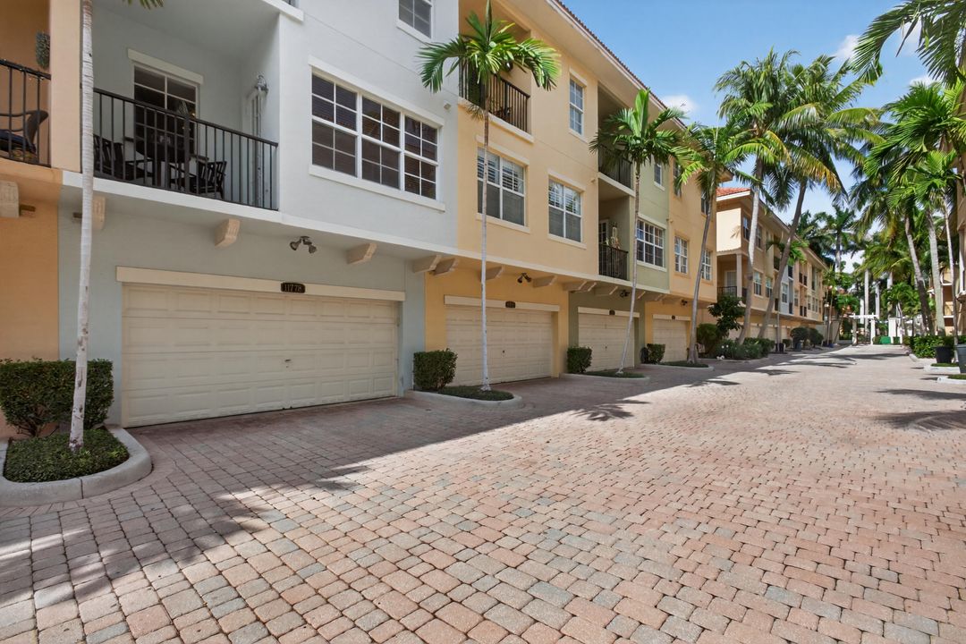 En Venta: $545,000 (2 camas, 3 baños, 2096 Pies cuadrados)