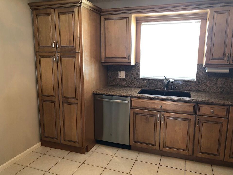 出租: $3,200 (2 贝兹, 2 浴室, 1440 平方英尺)