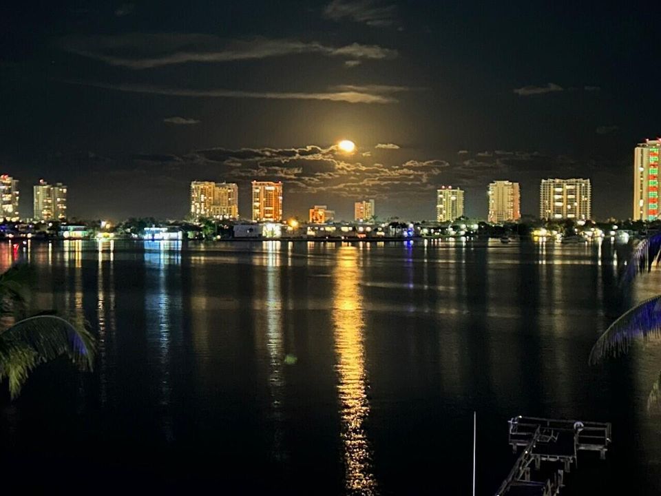 出租: $3,200 (2 贝兹, 2 浴室, 1440 平方英尺)