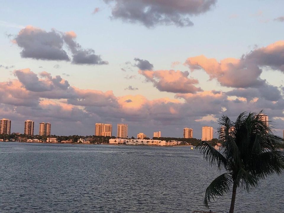 出租: $3,200 (2 贝兹, 2 浴室, 1440 平方英尺)