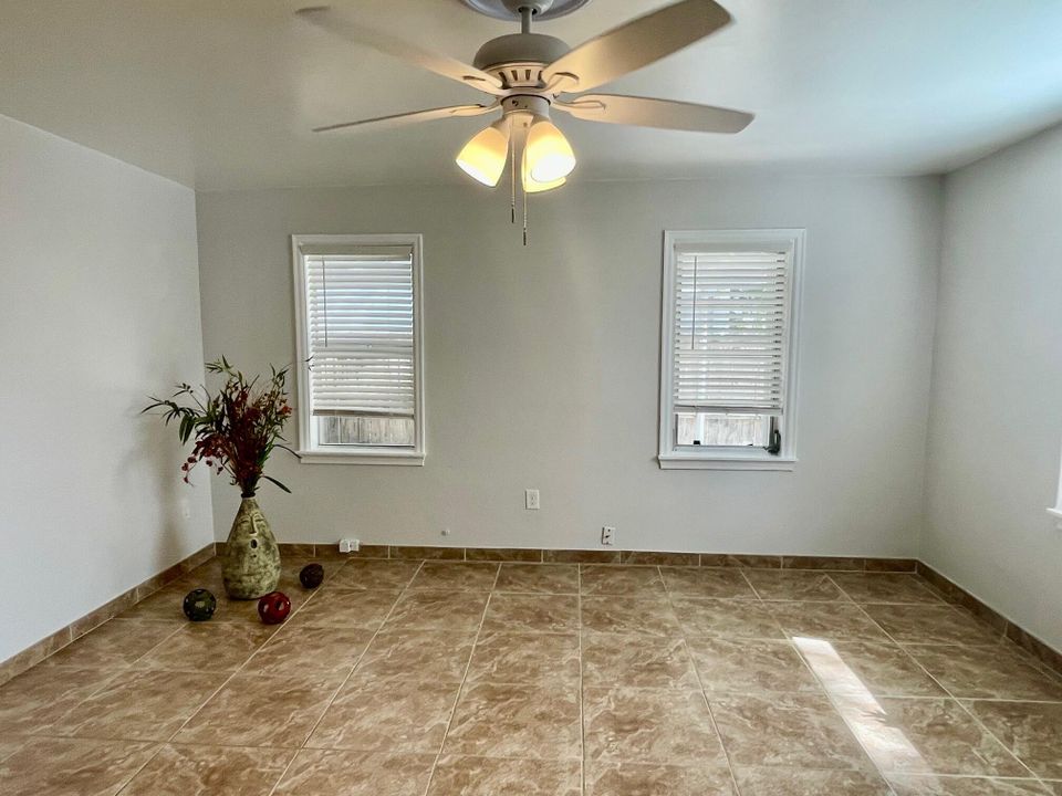 En Venta: $350,000 (2 camas, 1 baños, 838 Pies cuadrados)